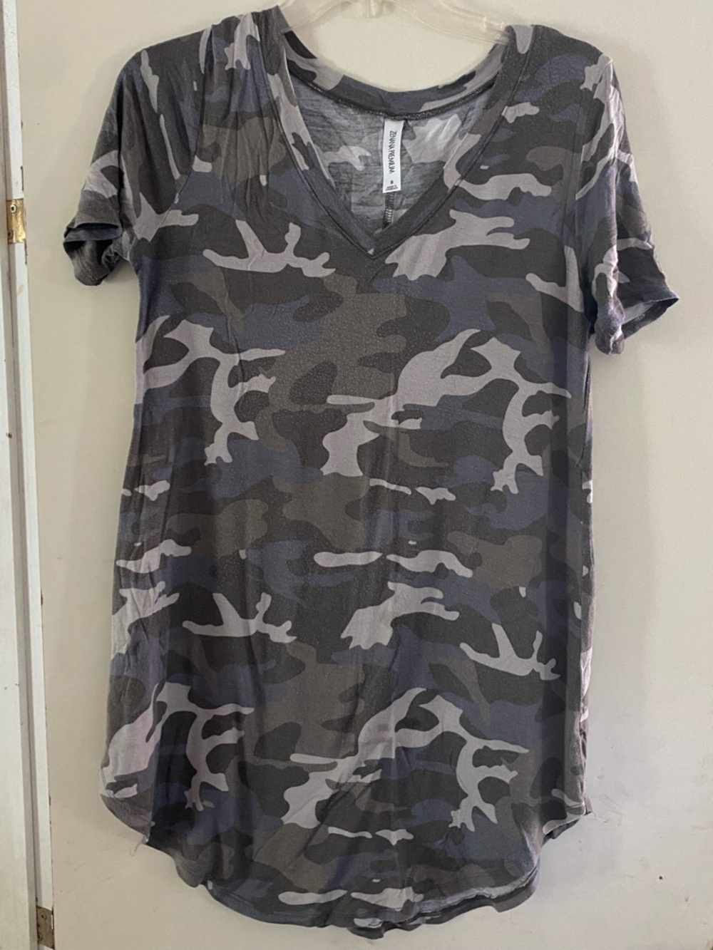 Zenana Outfitters Gray Camo V-Neck Short Sleeve Tee